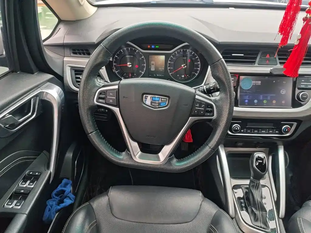 Фото 11 - Geely Vision X3