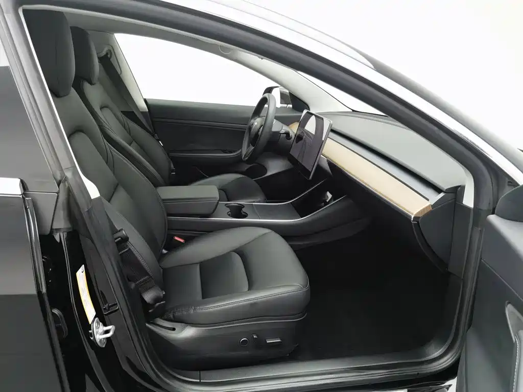 Фото 23 - Tesla Model 3