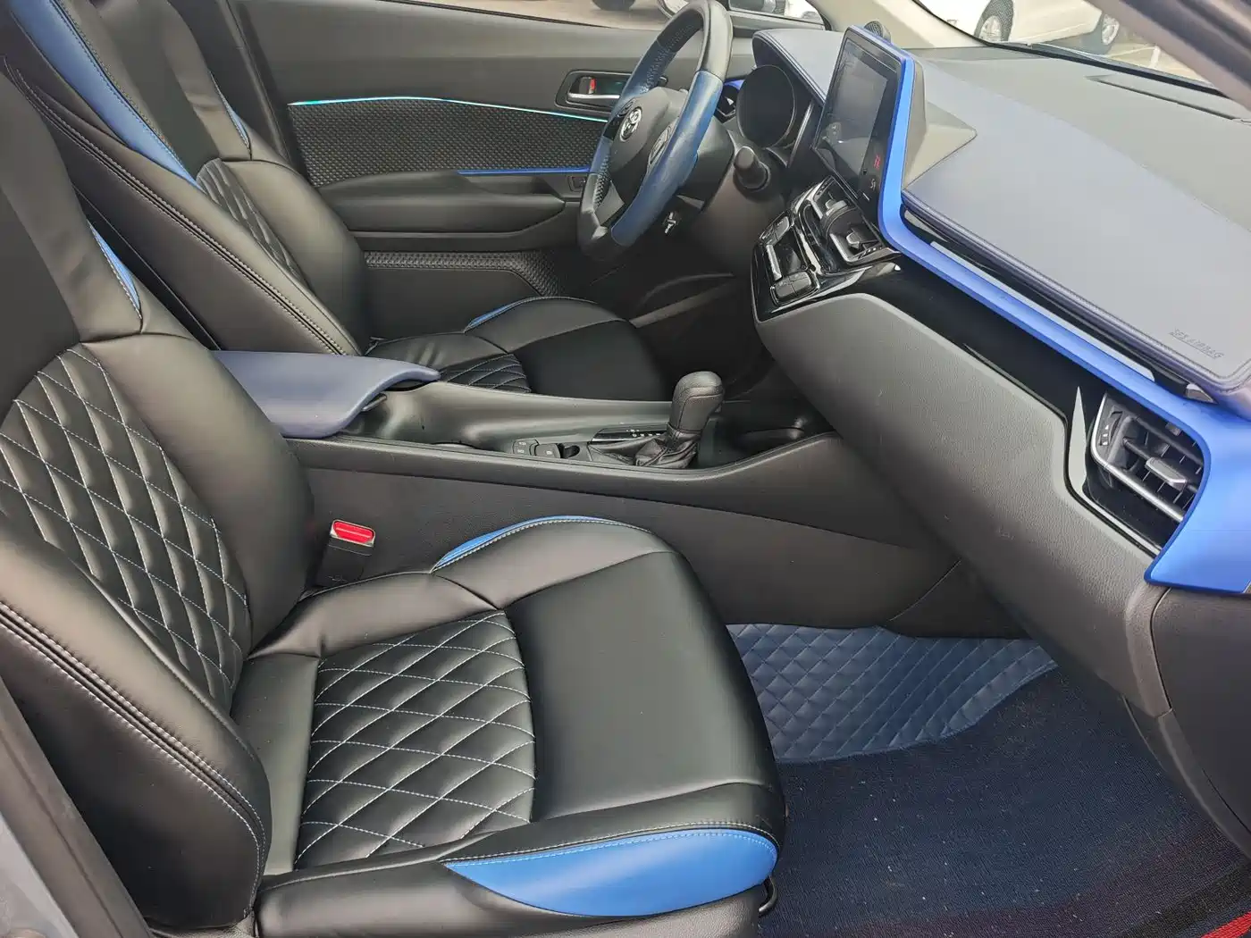 Toyota C-HR 2021 2.0L Luxury Edition фото 9