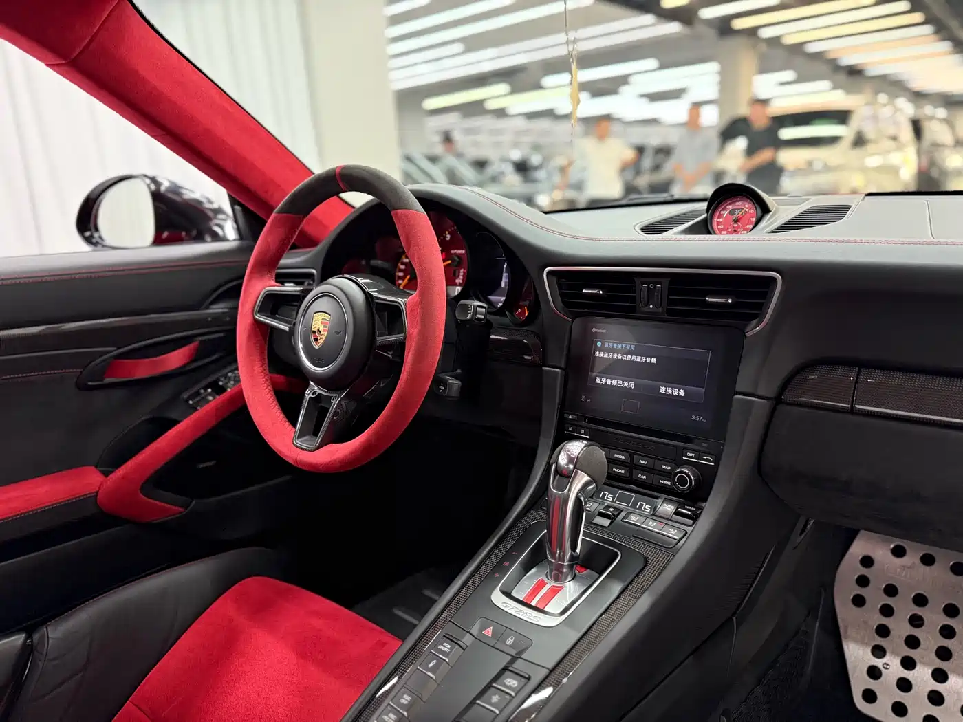 Porsche 911 2018 GT2 RS 3.8T фото 15