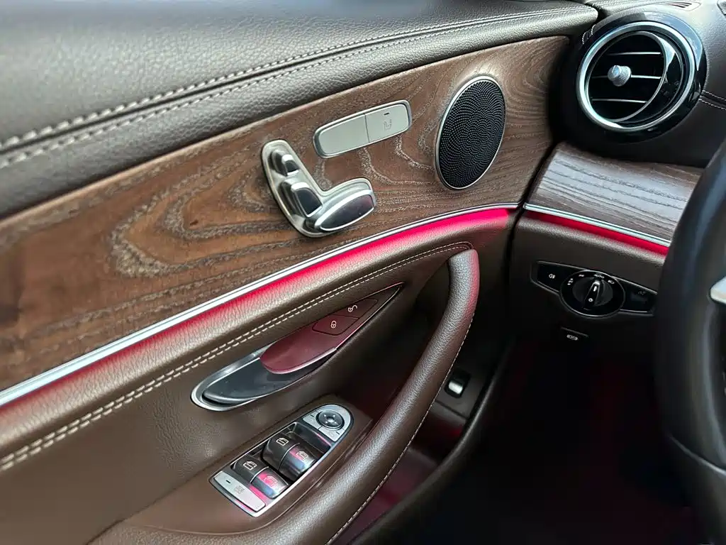 Фото 20 - Mercedes-Benz E-Class