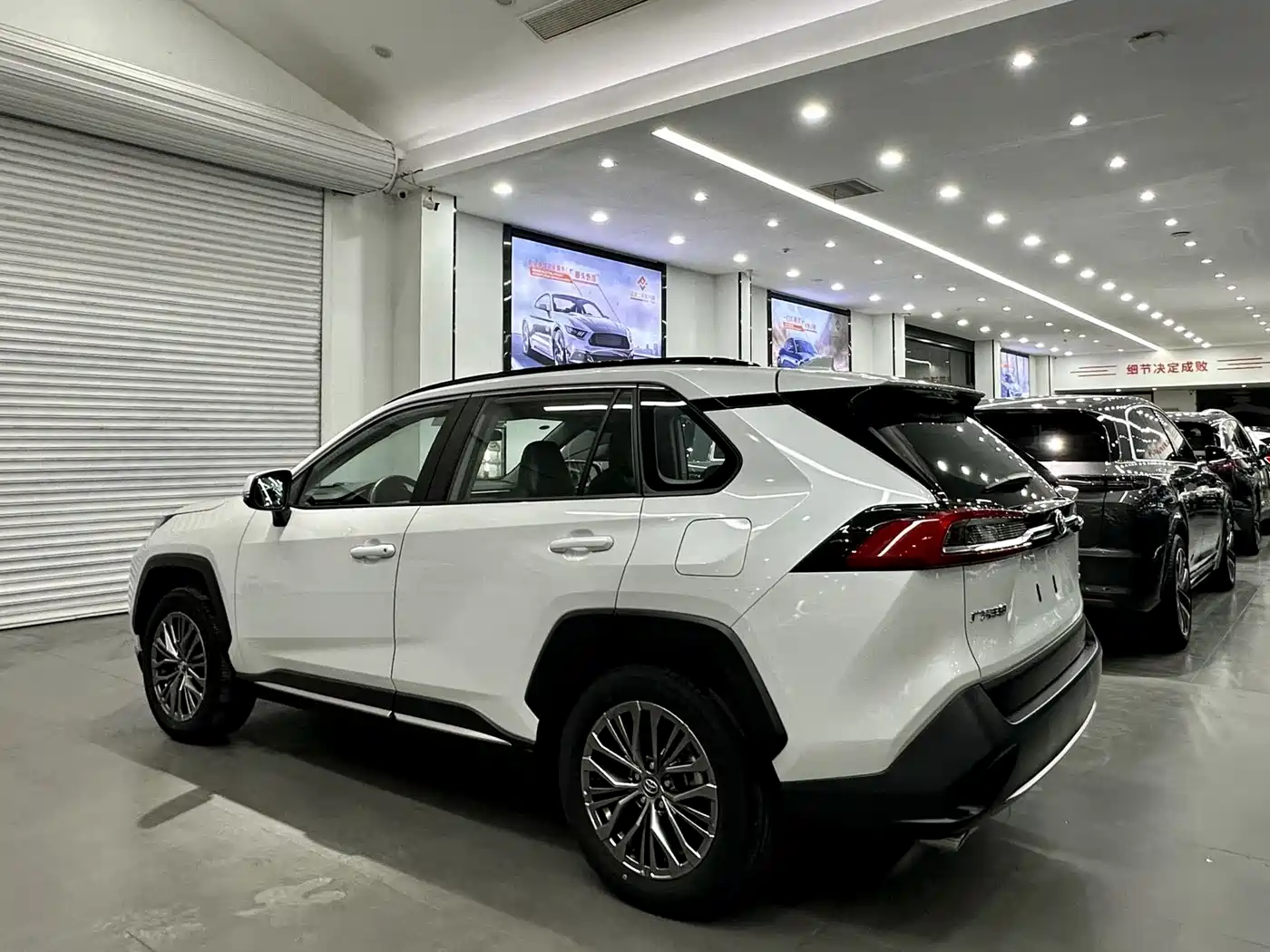 Toyota Wildlander 2023 2.0L CVT AWD Luxury PLUS фото 2