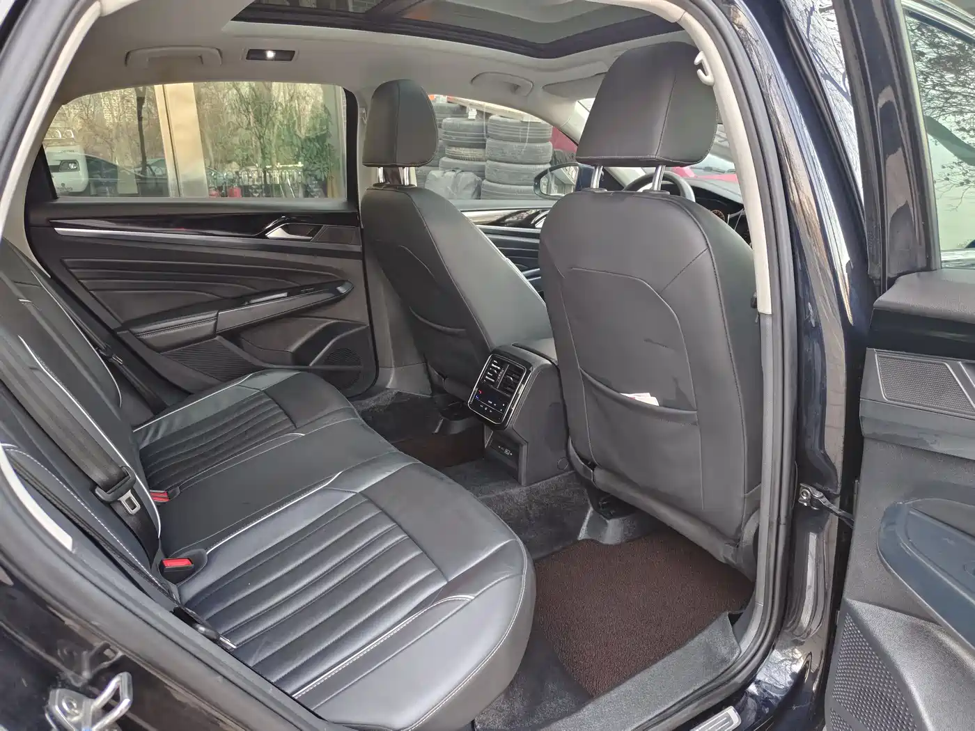 Volkswagen Passat 2023 330TSI Starlight Elite Edition фото 8