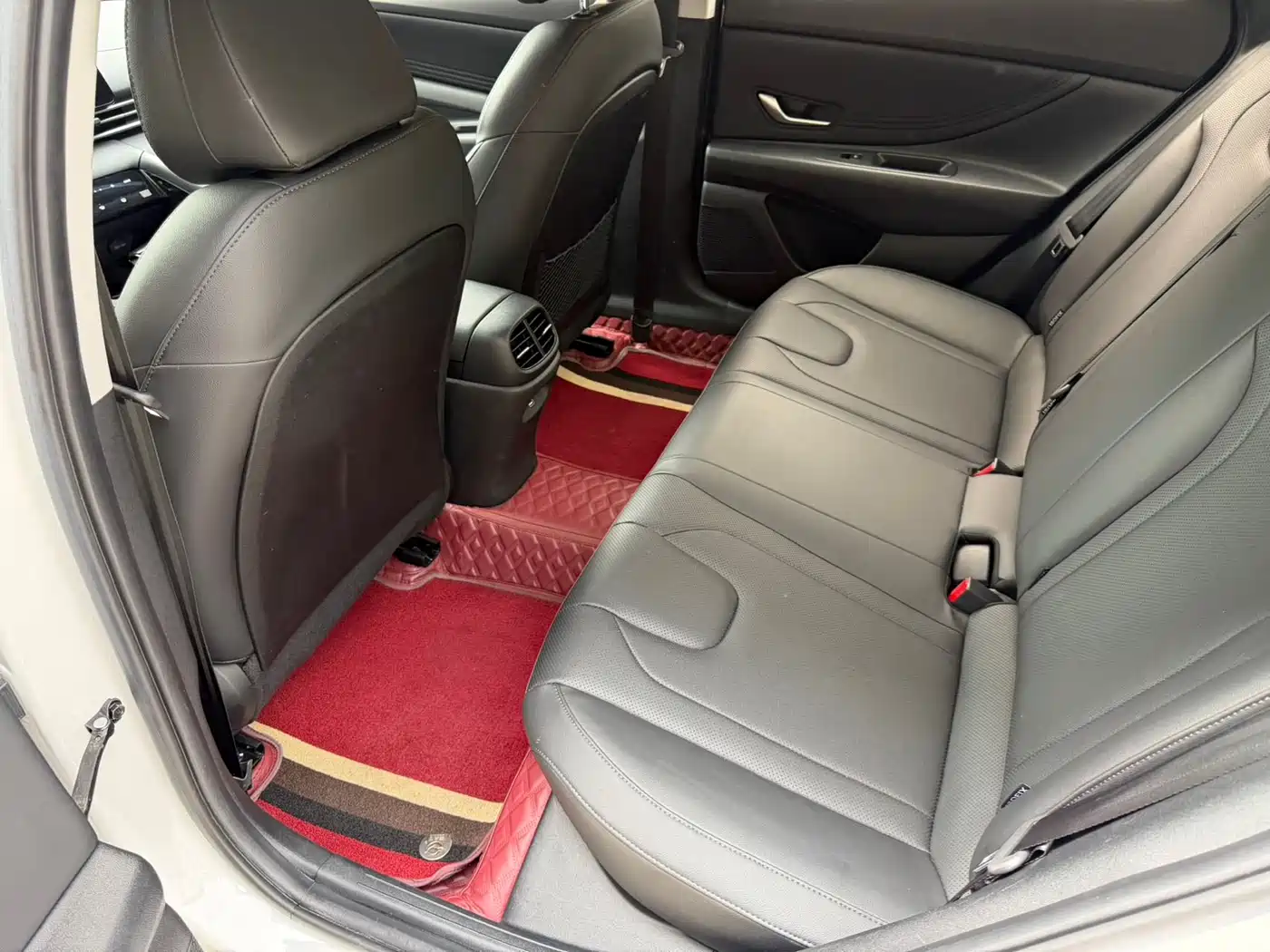 Hyundai Elantra 2022 1.5L CVT LUX Premium Edition фото 11