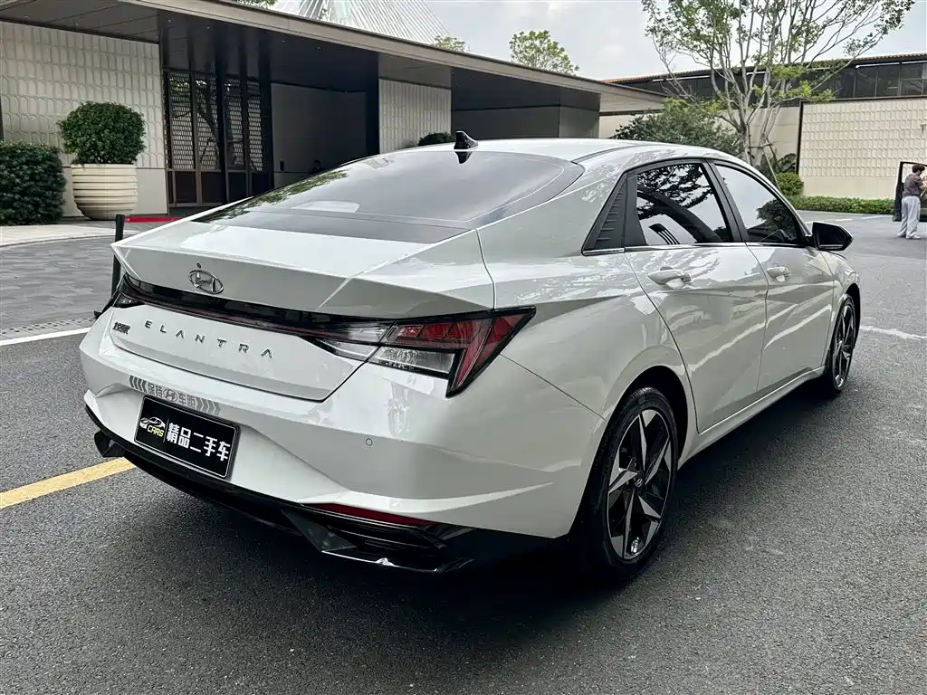 Hyundai Elantra 2021 1.5L CVT LUX Premium Edition фото 7