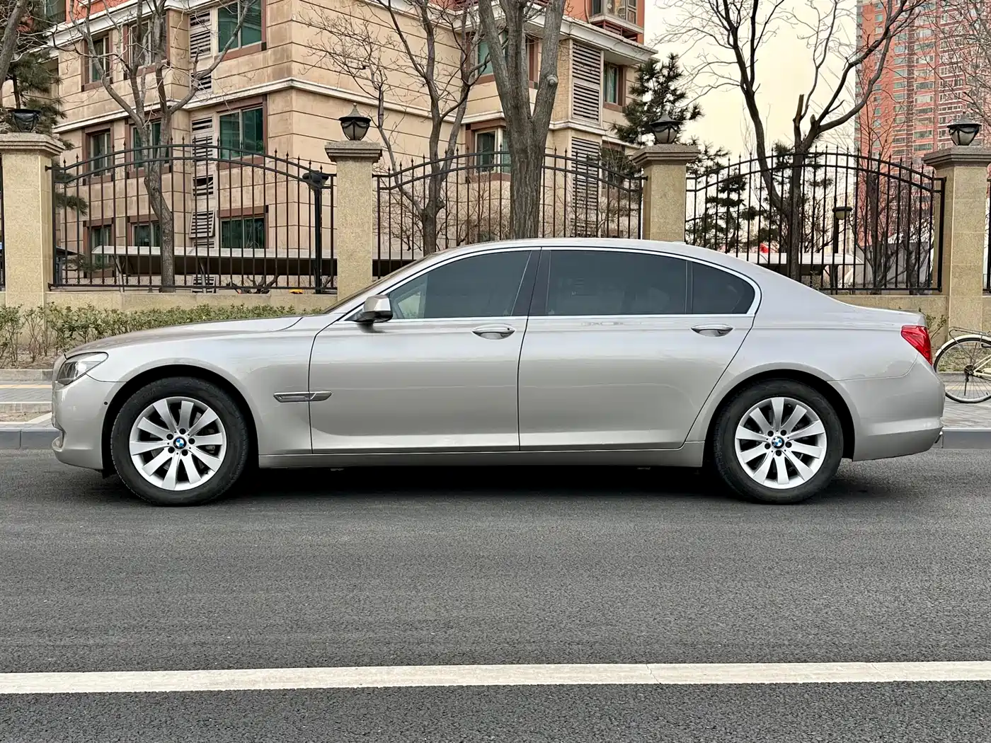 BMW 7 Series 2009 740Li Luxury фото 3