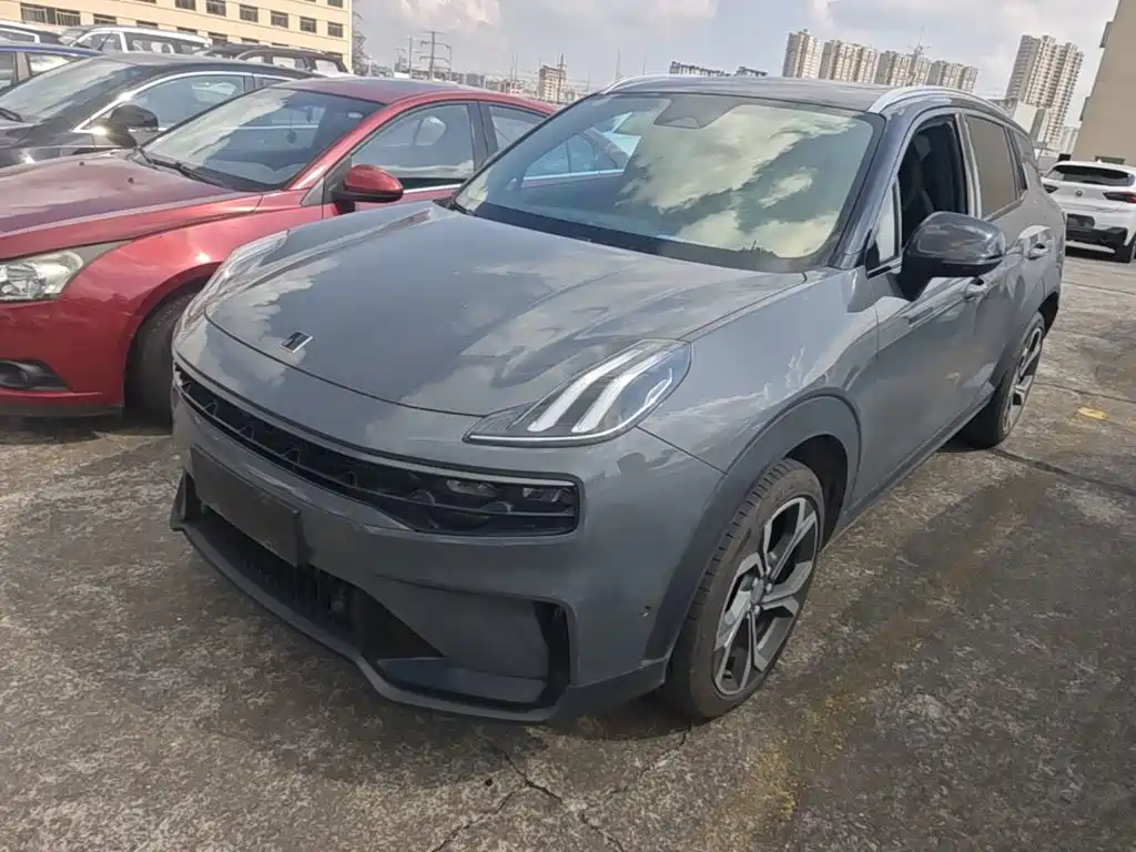 Photo 2 - Lynk & Co 06