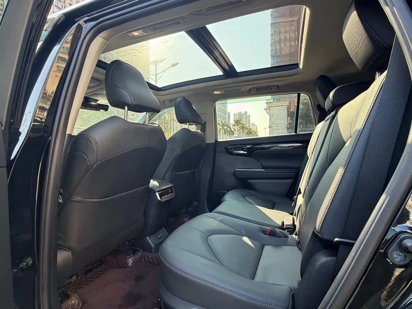 Toyota Highlander 2022 Hybrid 2.5L 4WD Luxury 7-Seater фото 5