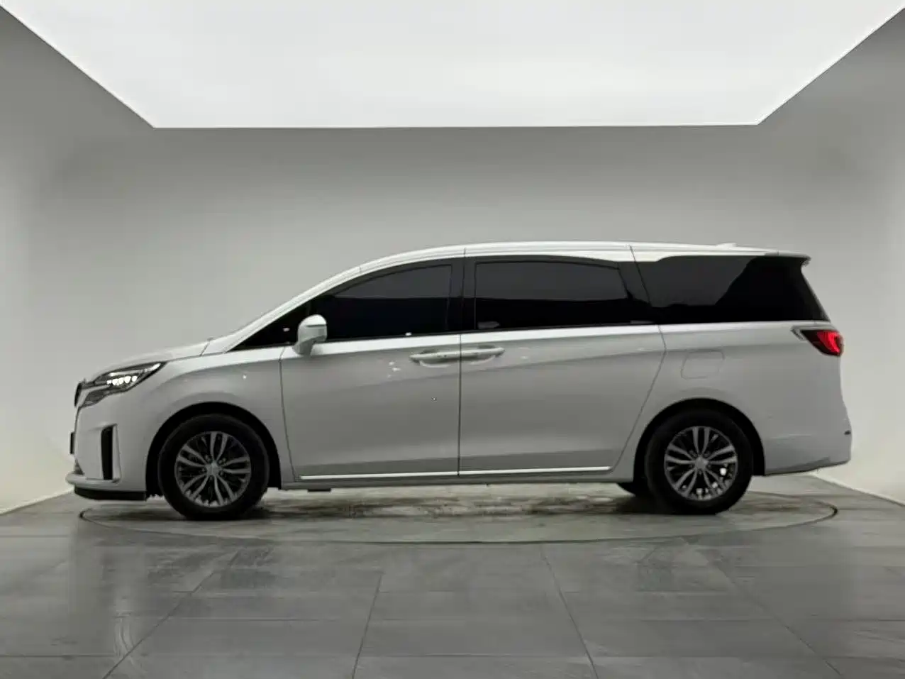 Buick GL8 2023 ES Landmaster Exclusive Harmony Edition фото 3