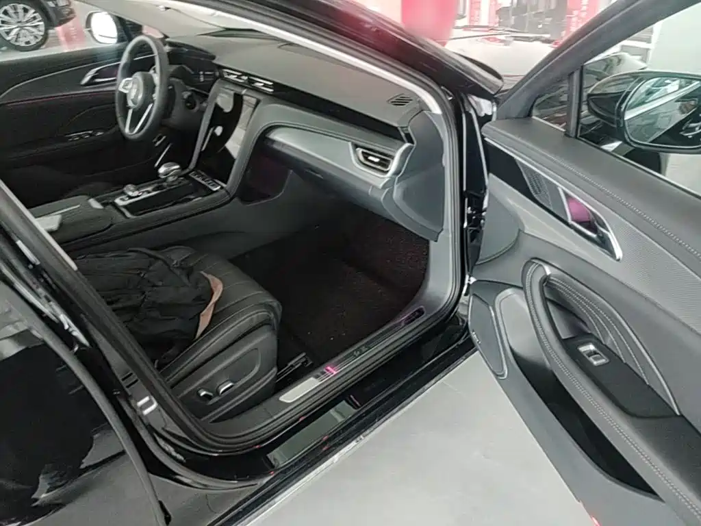 Hongqi H5 2026 2023 2.0T Auto Smart Connect Flag Comfort