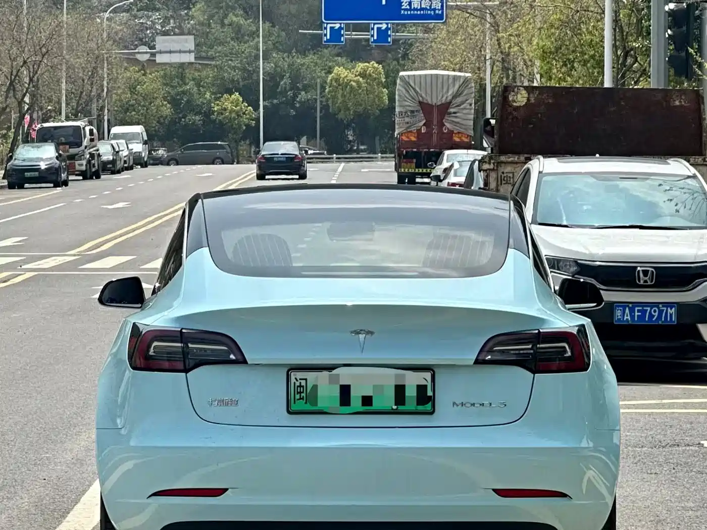 TESLA MODEL 3