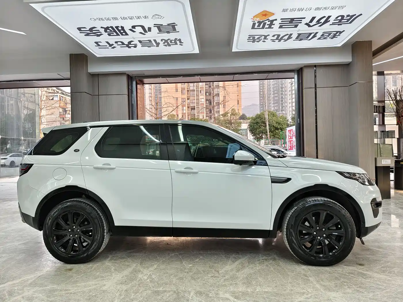 Land Rover Discovery Sport 2018 240PS SE Edition фото 6