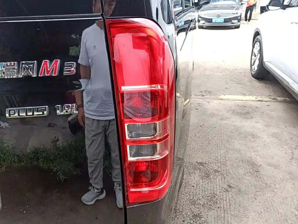 JAC Refine M3 2022 2022 PLUS 1.8L 7-Seater Standard