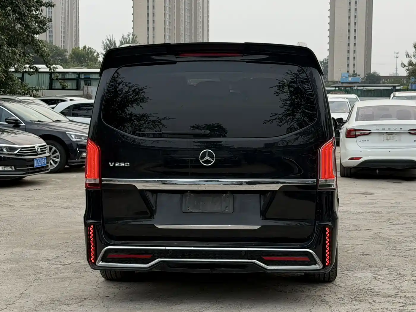 صورة 4 - Mercedes-Benz V-Class