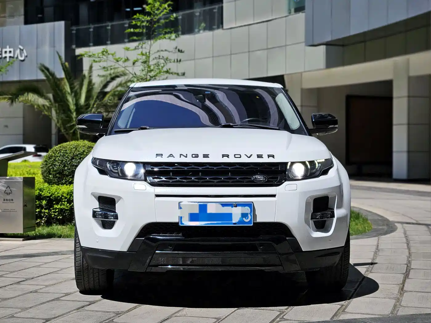 Land Rover Range Rover Evoque (Import) 2014 2.0T 5-door Christmas Limited Edition фото 2