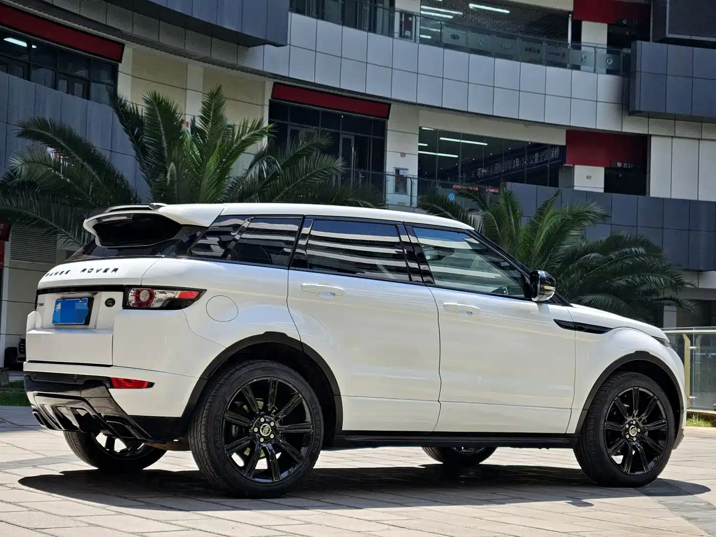 Land Rover Range Rover Evoque (Import) 2014 2.0T 5-door Christmas Limited Edition фото 5