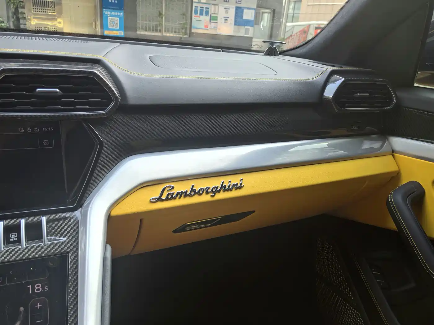 Фото 17 - Lamborghini Urus