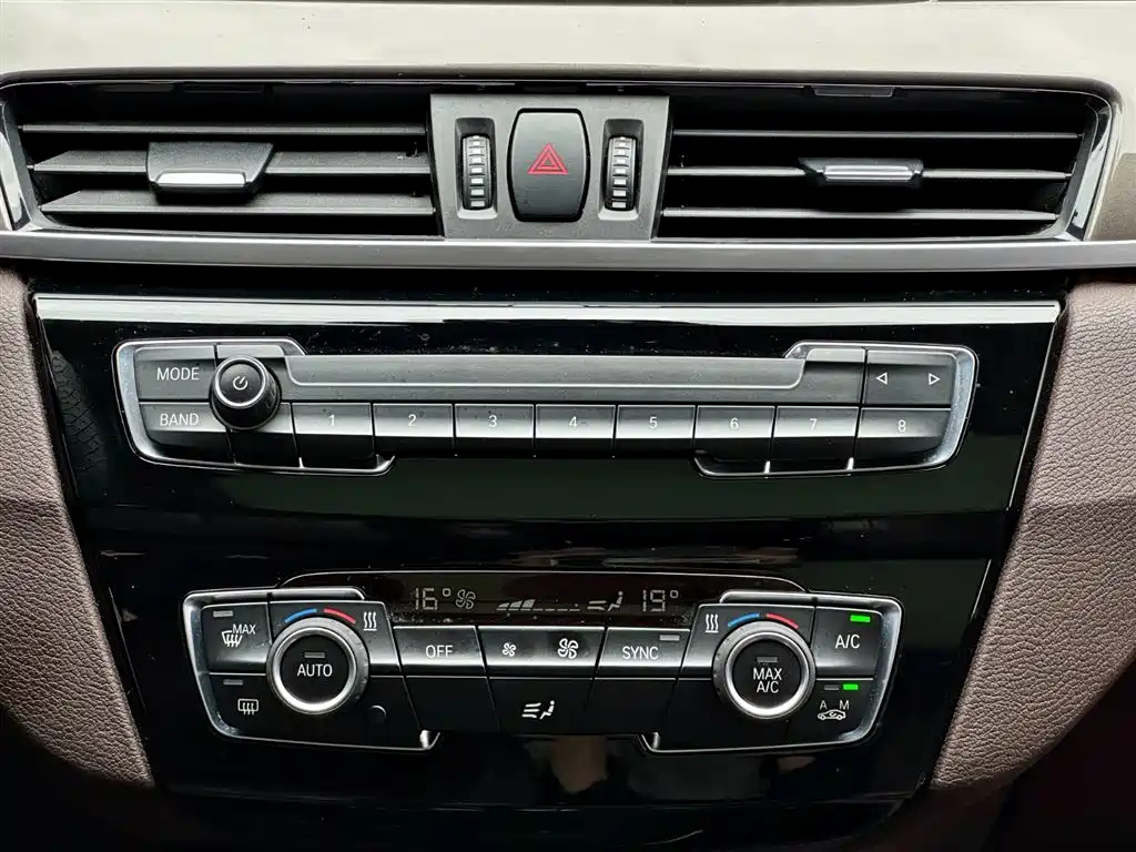 BMW X1 2019 sDrive18Li Premium Model фото 25