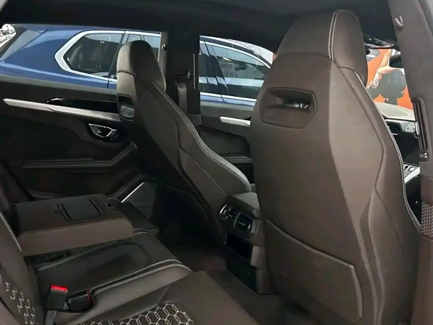 Photo 8 - Lamborghini Urus