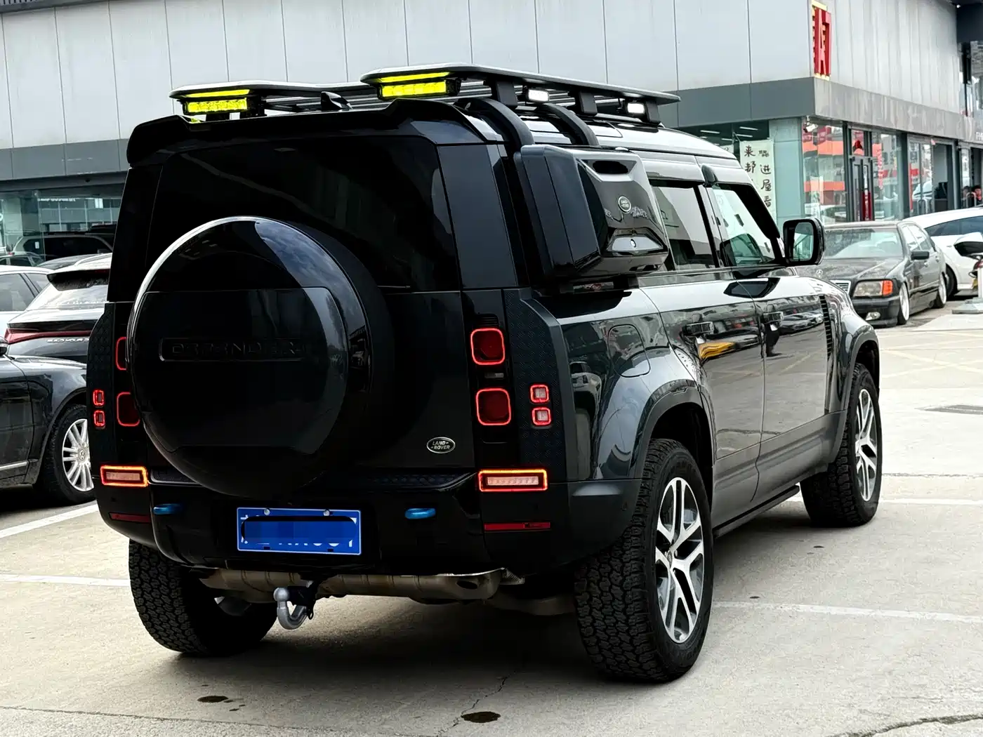 Land Rover Defender 2024 110 3.0T P400 Dark Special Edition фото 24