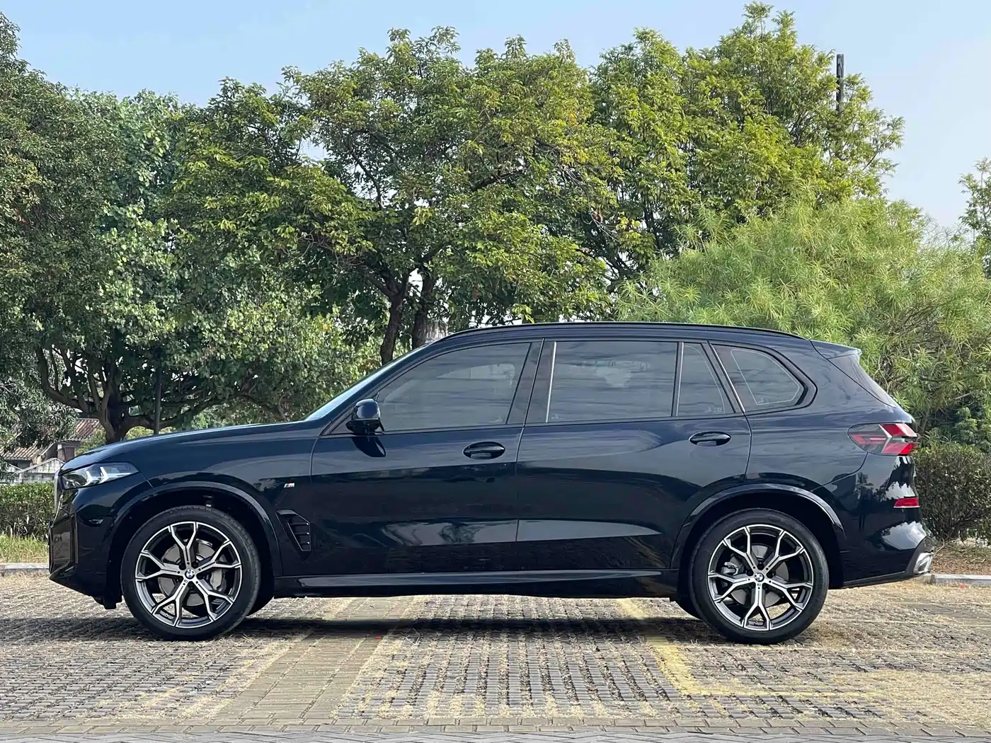 BMW X5 2023 xDrive 30Li Premium M Sport Black Night Package фото 17
