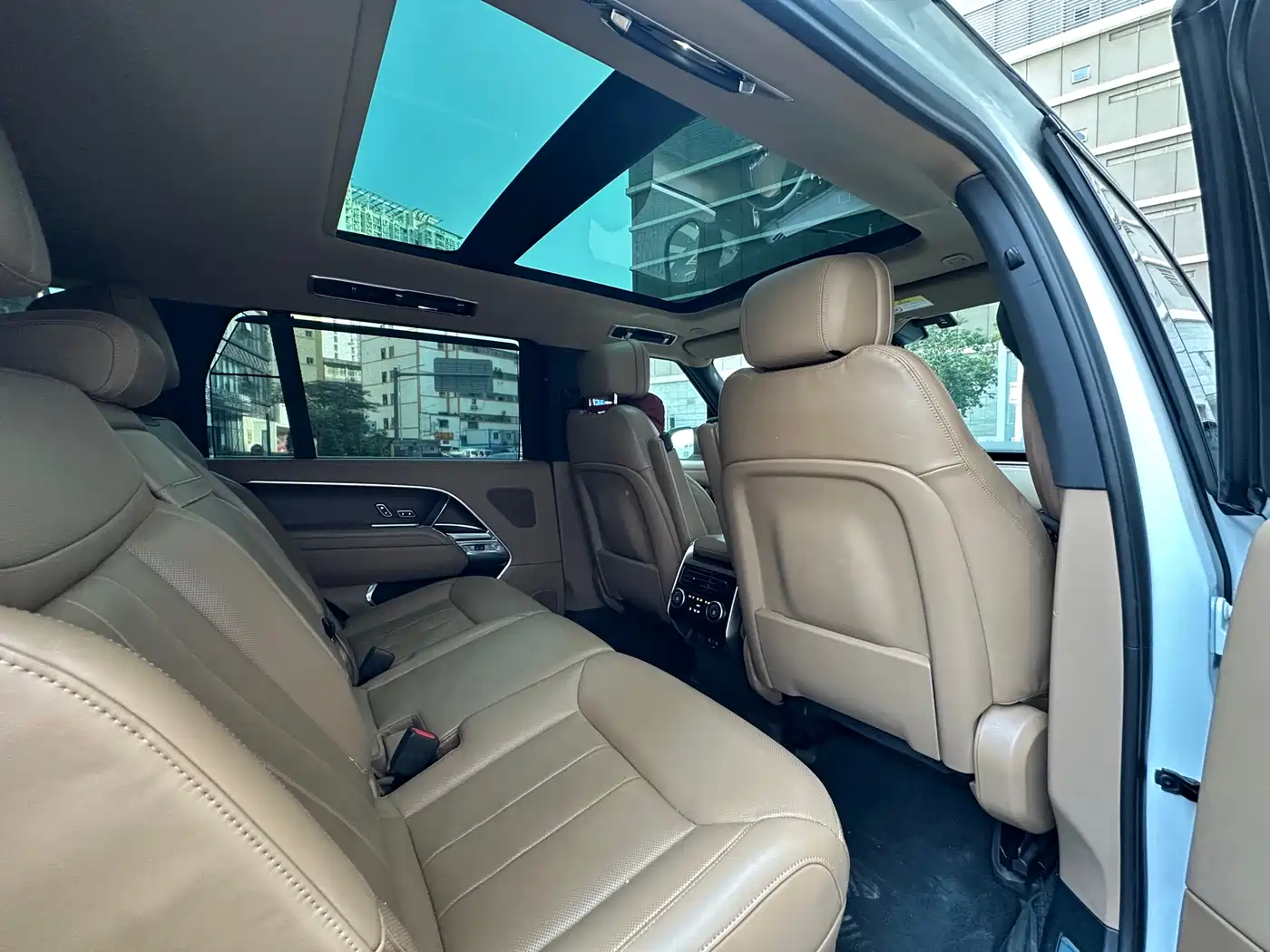 Land Rover Range Rover 2023 3.0 L6 400PS Golden Age 7-Seater Long Wheelbase фото 15