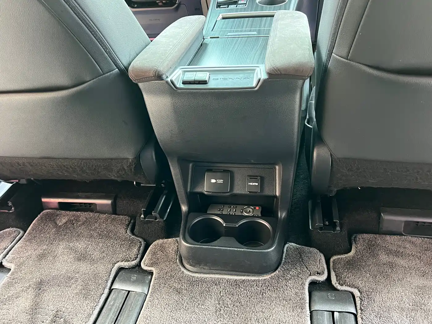 Toyota Sienna 2023 2.5L Hybrid Platinum Edition фото 26