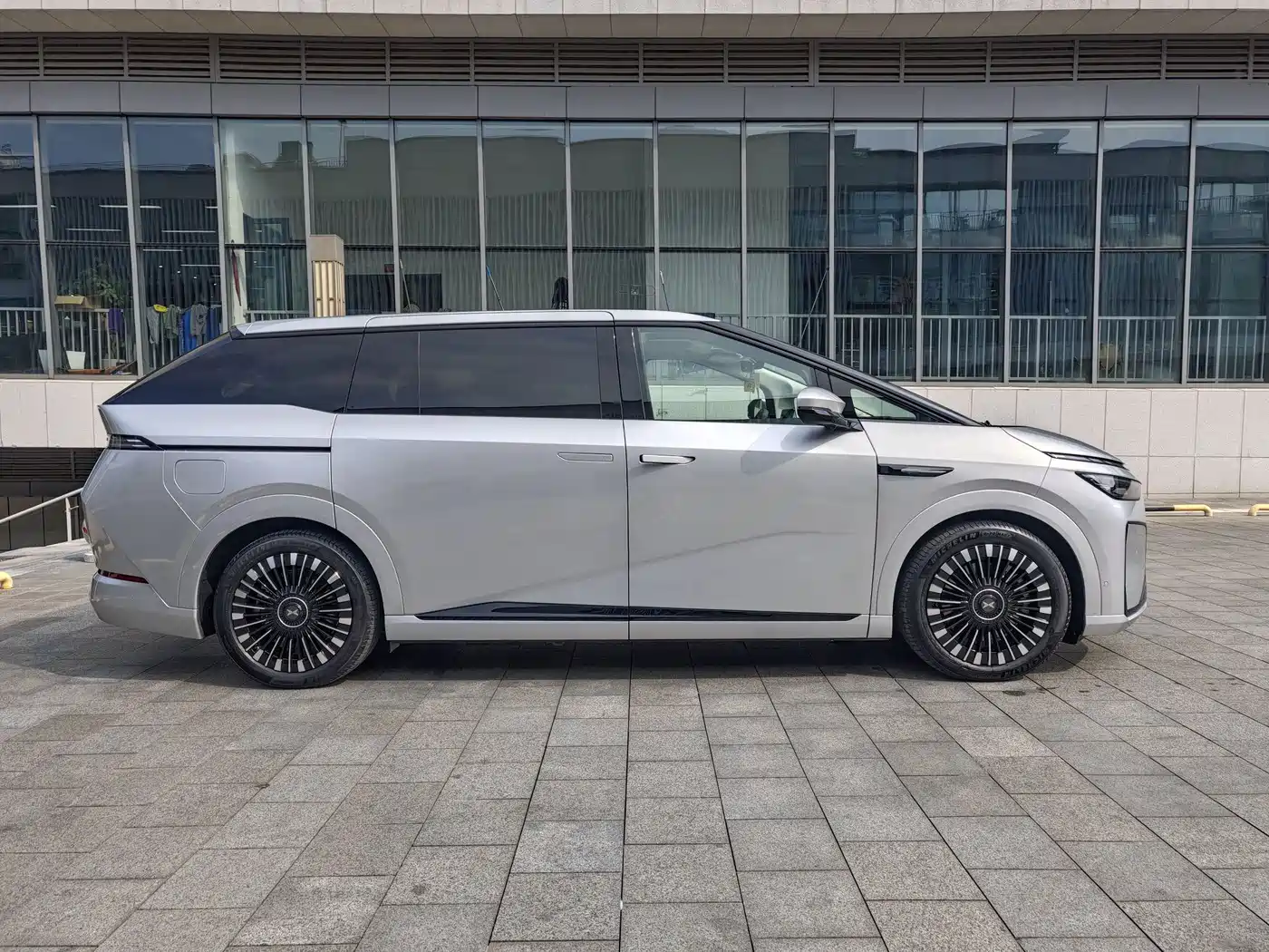 XPeng X9 2025 2025 Extended Range Edition