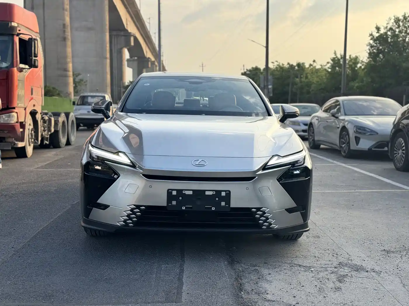 Lexus ES 2025 Model 300h Base Version фото 2