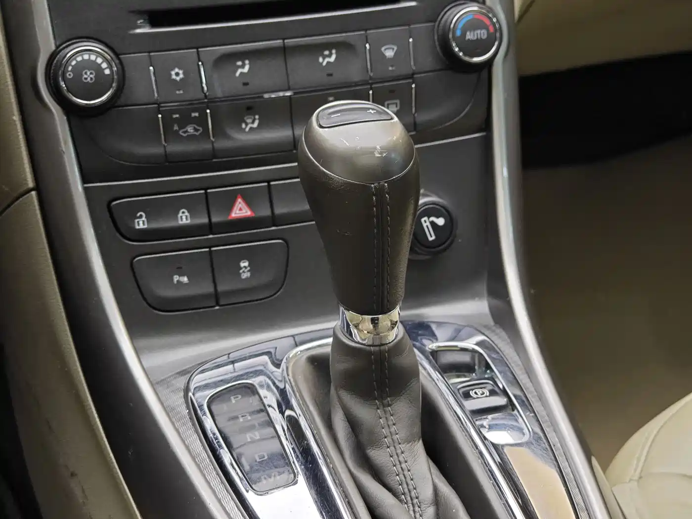 Chevrolet Malibu 2013 2.0L Automatic Luxury Edition фото 17