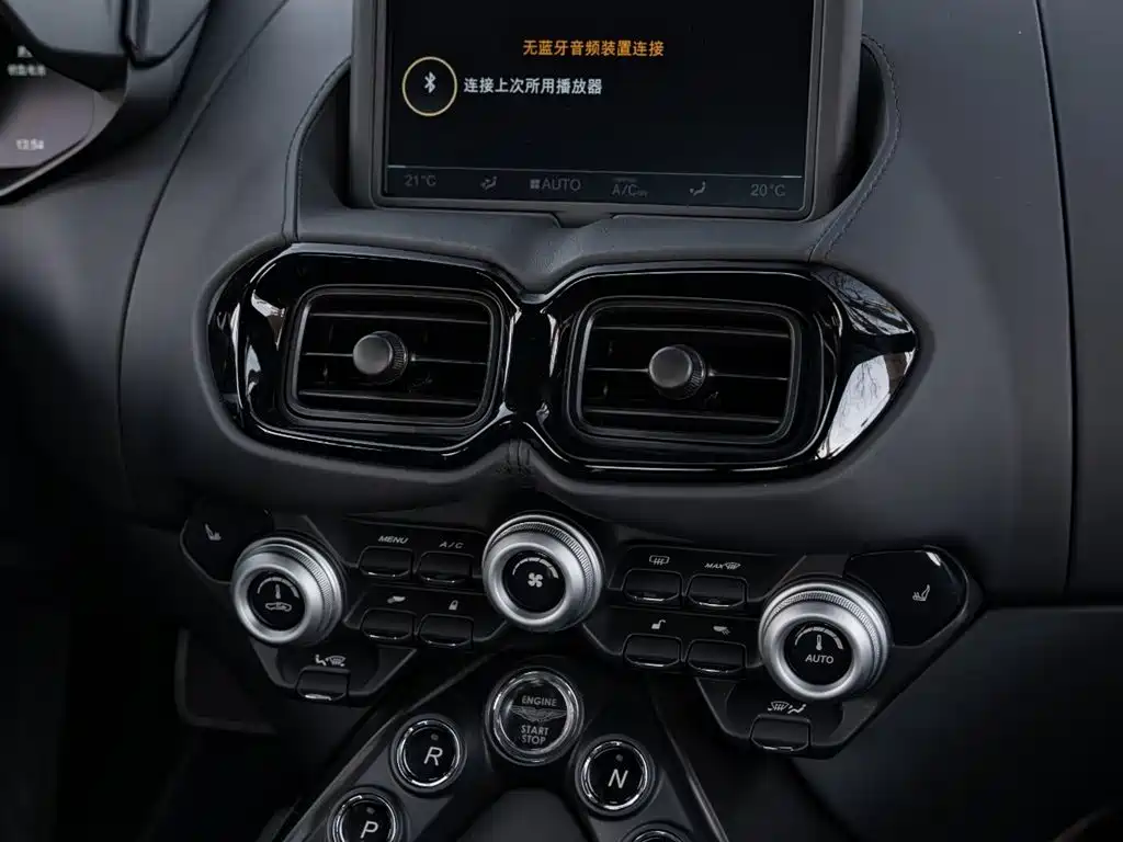 ASTON MARTIN V8 VANTAGE