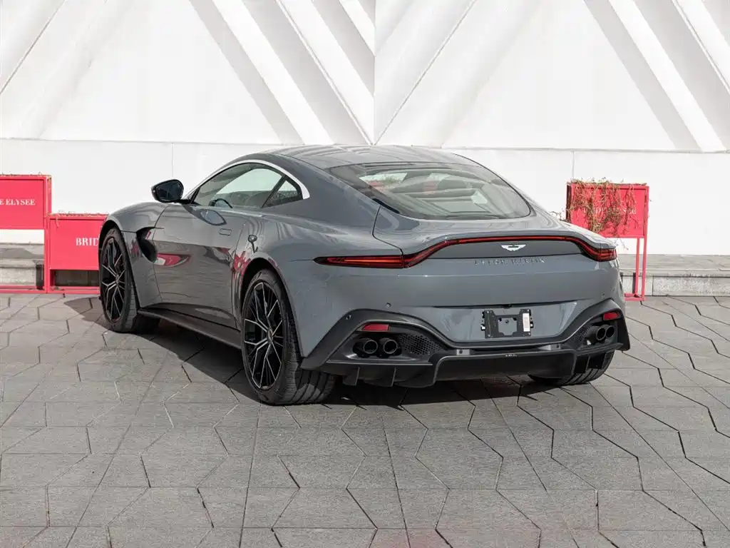 ASTON MARTIN V8 VANTAGE