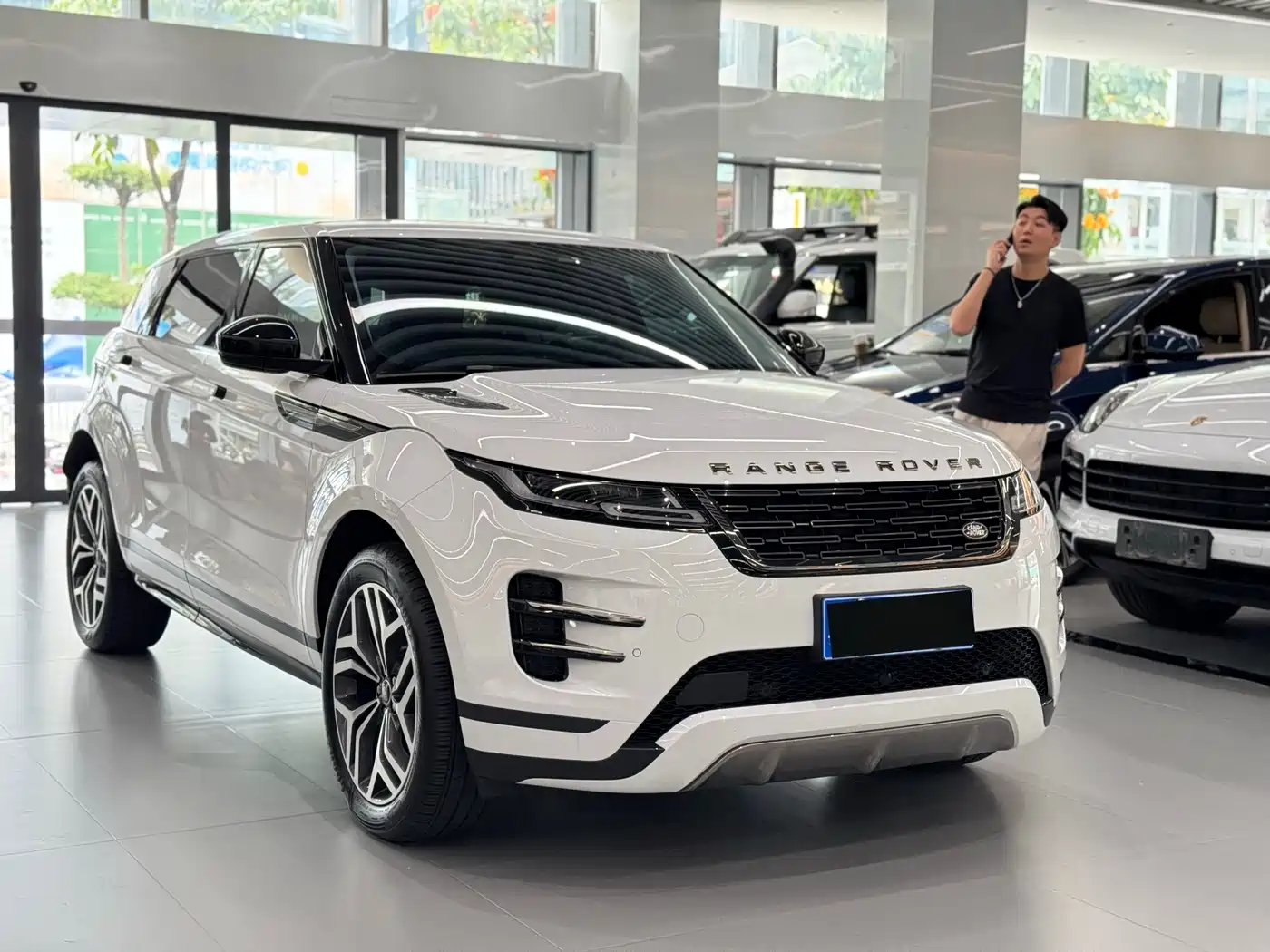Land Rover Range Rover Evoque 2024 Range Rover Evoque L 249PS Light Master Edition фото 2