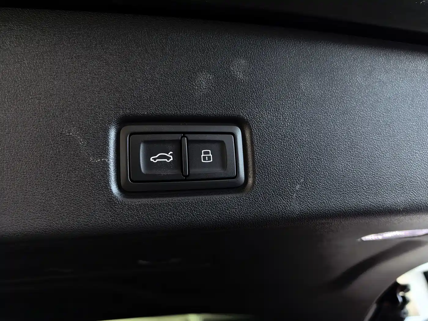 Audi Q6 2025 2025 45 TFSI quattro Dark Warrior Edition Feiqi Package 6-Seater