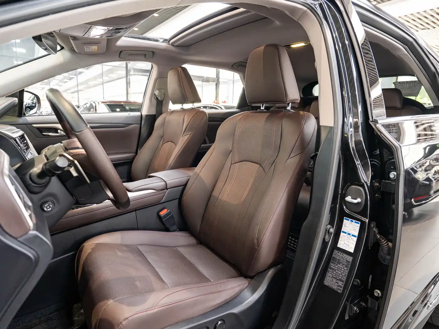 Фото 11 - Lexus RX