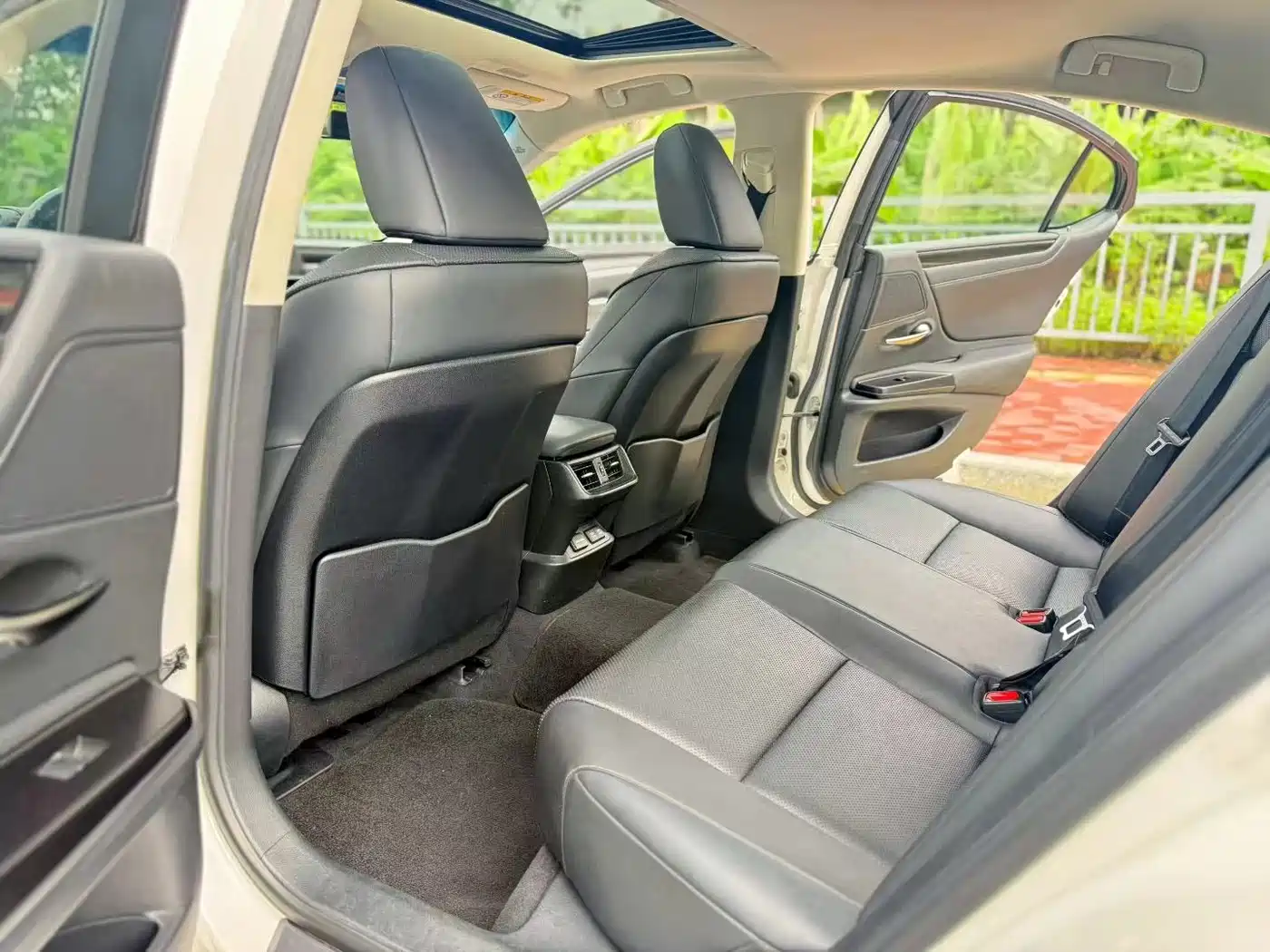 Фото 6 - Lexus ES