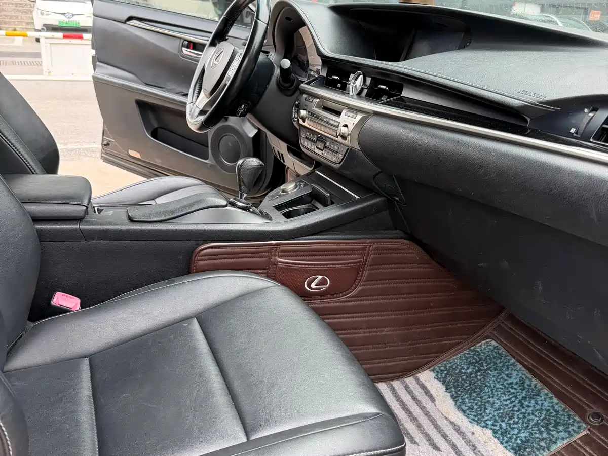 Photo 11 - Lexus ES