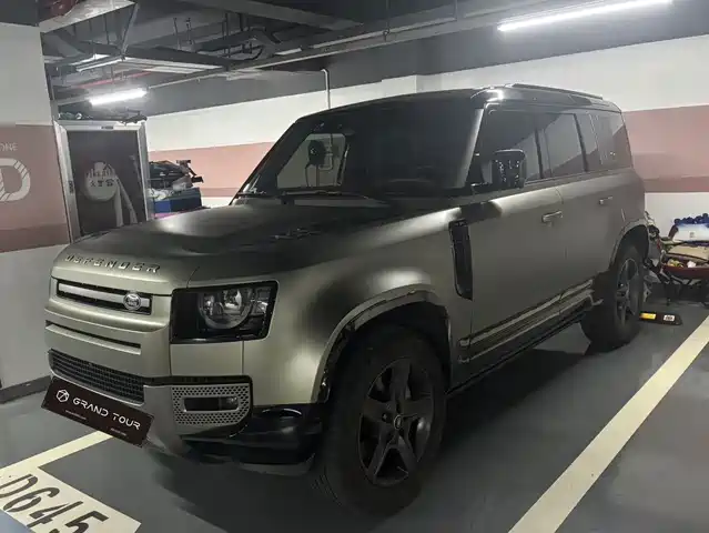 Land Rover Defender 2024