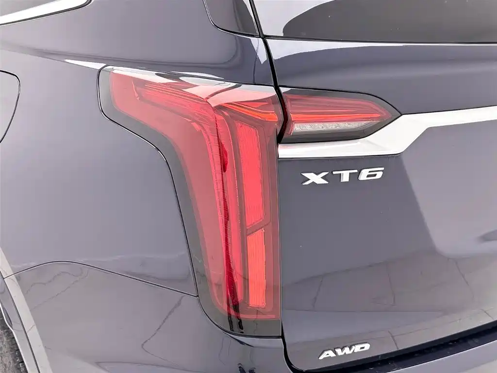 CADILLAC XT6