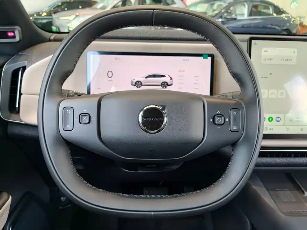Volvo XC70 Plug-in Hybrid 2026 2025 Standard