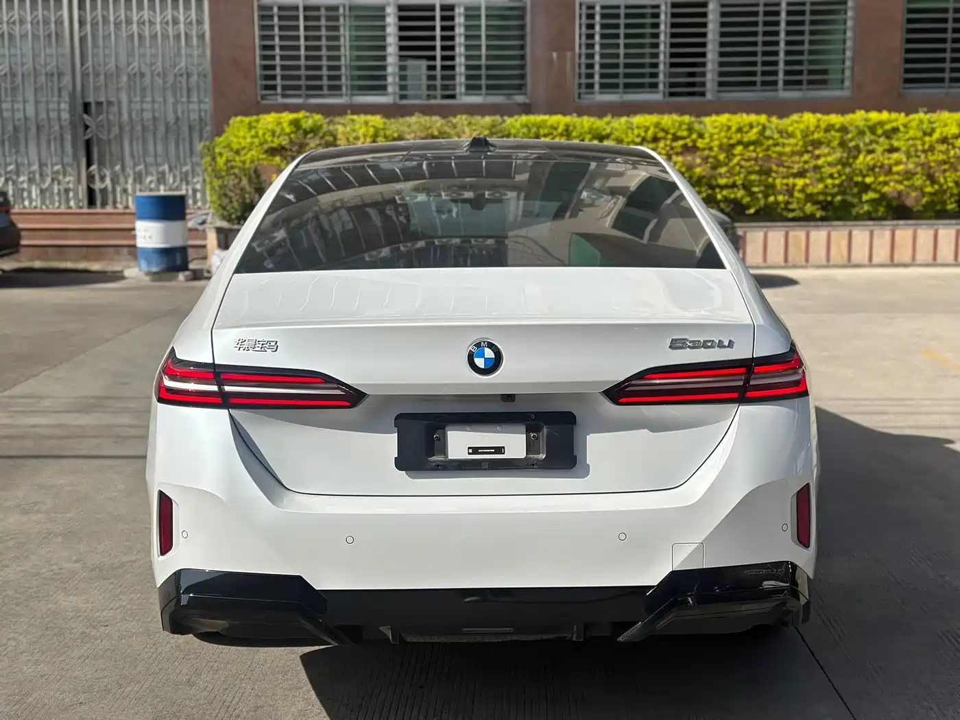 BMW 5 Series 2025 530Li Leading M Sport Package фото 8