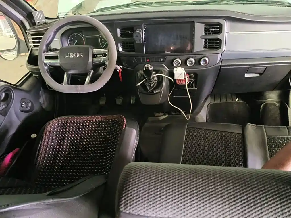 Jiangling JMC Fushun 2024 2023 2.0T Manual Short Wheelbase Low Roof Commercial Van 2/3 Seats Dual-opening Tailgate