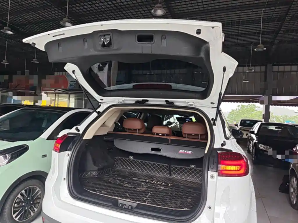 صورة 19 - Geely Atlas