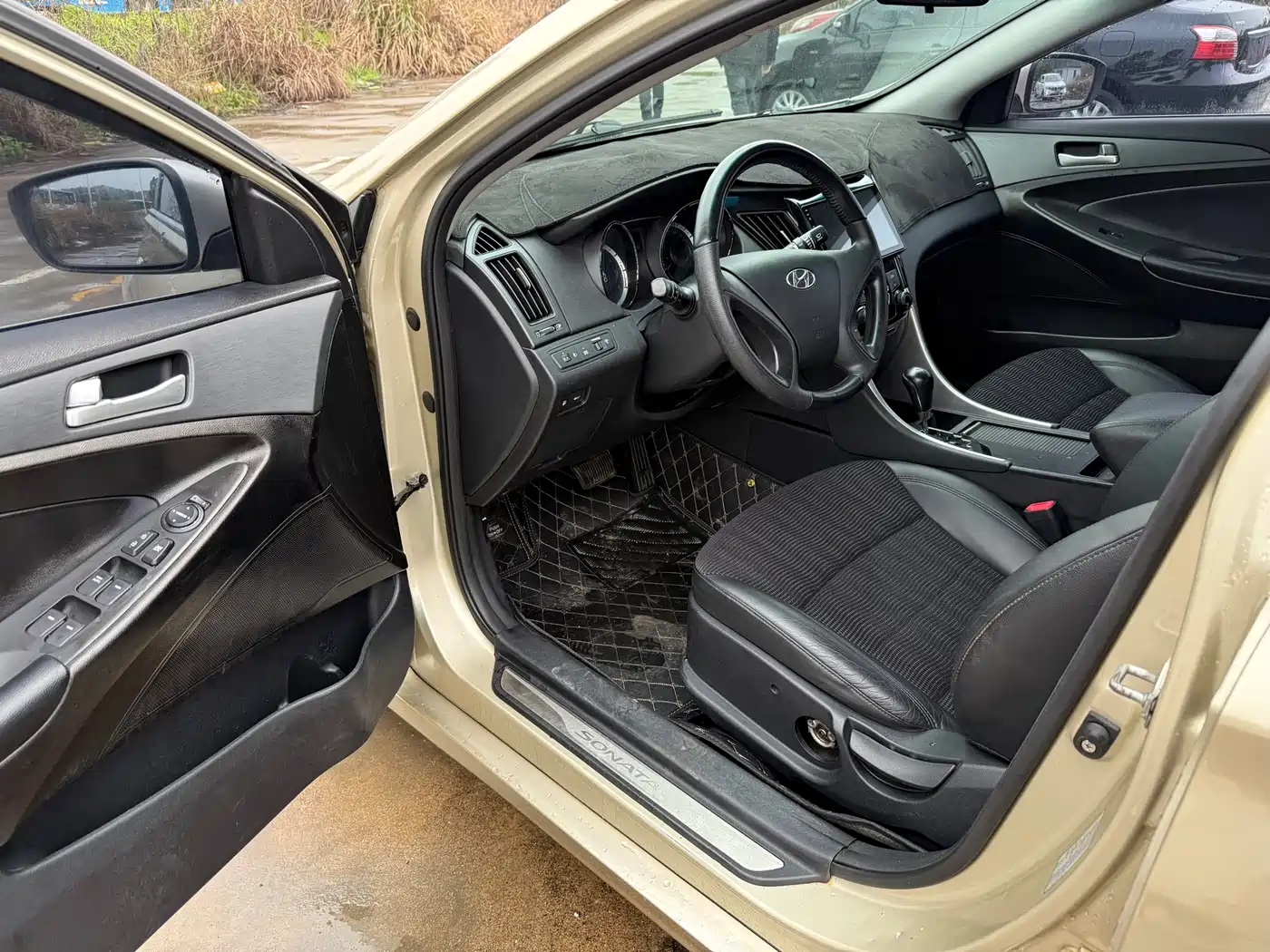 Hyundai Sonata 2011 2.0L Auto Leading Edition фото 8