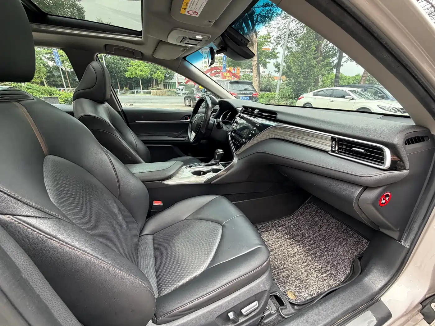 Toyota Camry 2018 Hybrid 2.5HG Luxury Edition фото 11
