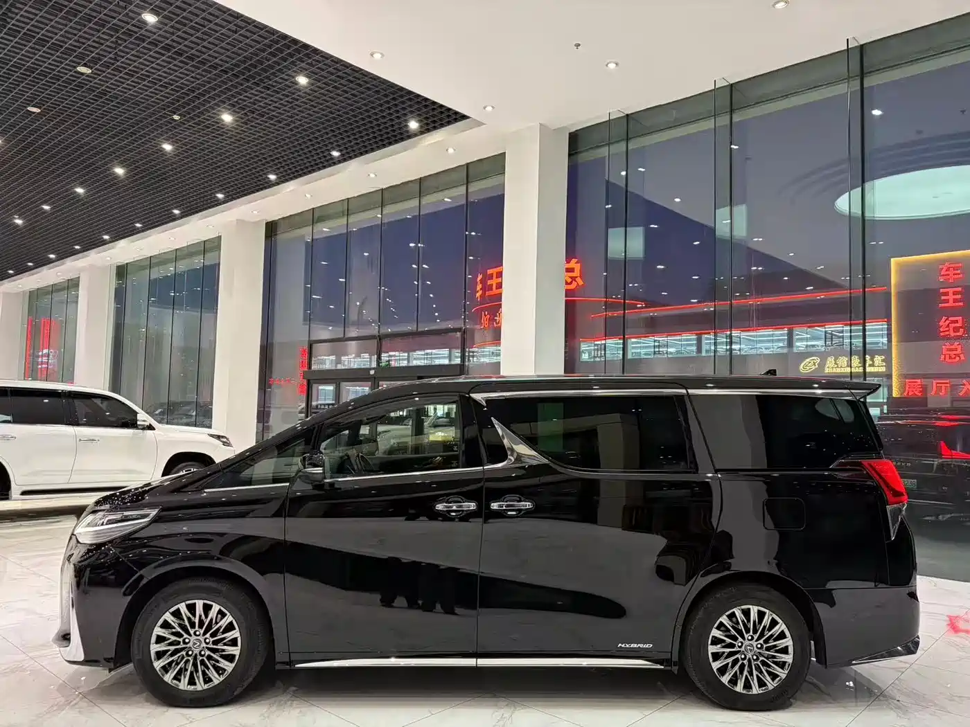 Lexus LM 2020 300h 4-Seat Imperial Edition фото 5
