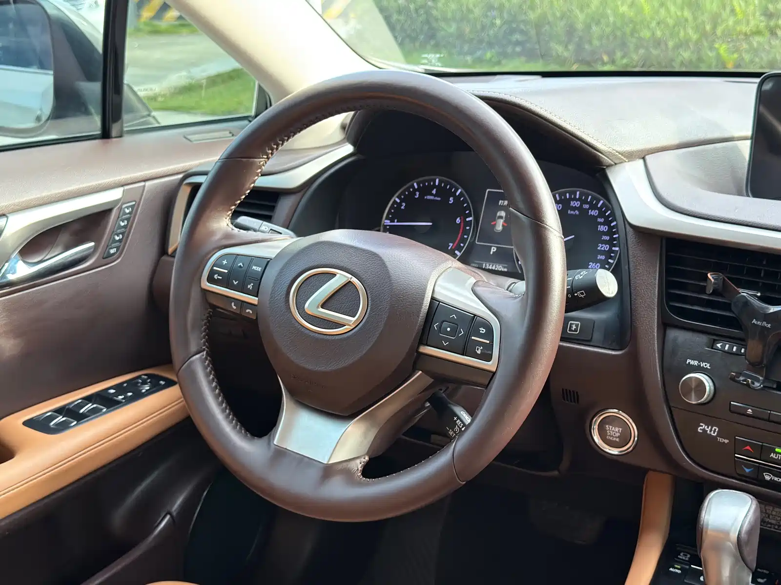Фото 16 - Lexus RX