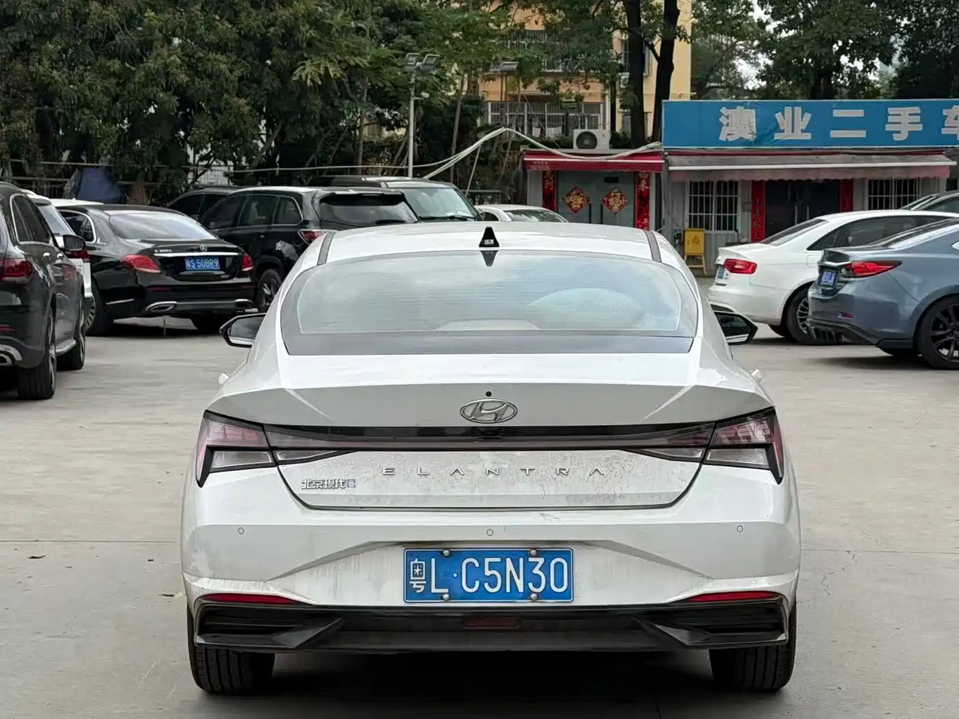 Hyundai Elantra 2021 1.5L CVT LUX Premium Edition фото 8