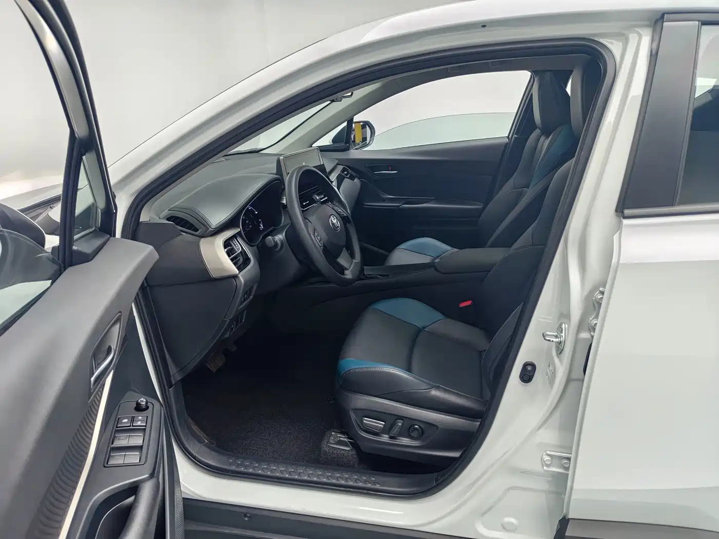 Toyota IZOA 2023 2023 2.0L Yi-CARE Edition