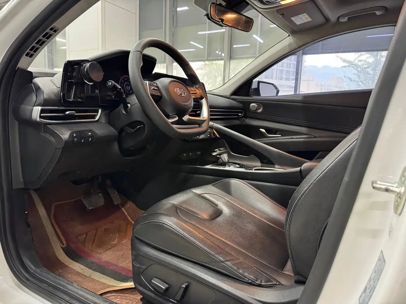 Hyundai Elantra 2023 Model 1.5L CVT LUX Premium Edition фото 16